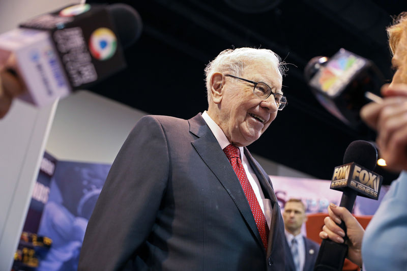 Warren Buffett's Berkshire Hathaway Cuts Stakes In Wells Fargo, JPMorgan