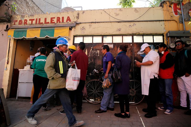 Inflación general y subyacente en México cayeron a principios de febrero: sondeo de Reuters