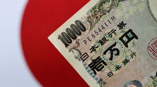 Le dollar au plus haut depuis six ans face au yen mais baisse face à la livre