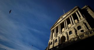 El Banco de Inglaterra eleva los tipos al 4% y sugiere que se acercan a su pico