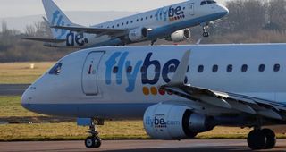 La aerolínea regional británica Flybe cesa su actividad y cancela todos sus vuelos