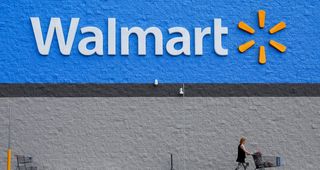 Walmart ve una menor caída de los beneficios este año porque descuentos estimulan la demanda