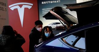 Tesla reduce plan de producción de planta de Shanghai para diciembre: fuentes