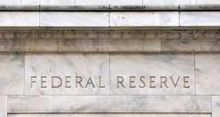 Rendimientos bonos Tesoro EEUU bajan en sesión volátil, incertidumbre por tasas Fed