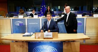 Dombrovskis ve cerca un acuerdo para cambiar las normas de reducción de deuda de la UE