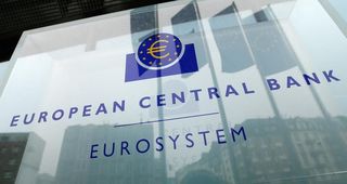 Zona euro, bilancia commerciale crolla in deficit record a marzo su costi energia