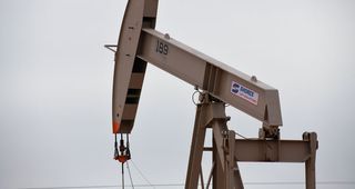 Petróleo cierra en alza por las expectativas de un mercado con una oferta ajustada