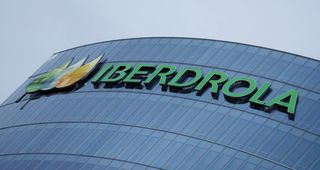 Iberdrola quiere vender su cartera de activos eólicos y de gas por 700 millones de dólares -fuentes