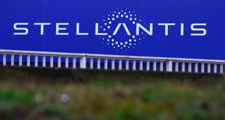 Stellantis propone aumento salari 5,3% in Francia, sindacati delusi