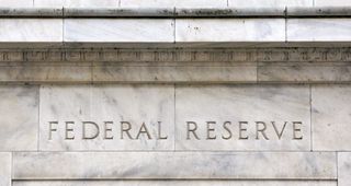 Fed bleibt laut Powell auf Zinserhöhungskurs - 
