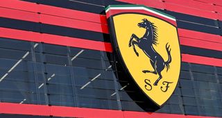Ferrari sospende ordini nuove Purosangue per forte domanda - media