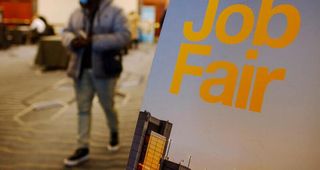 Despidos en EEUU aumentan en enero por reducción de miles de empleos en sector tecnológico: informe