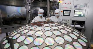 Japón restringirá las exportaciones de maquinaria de fabricación de chips a China: Kyodo