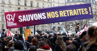Primera ministra francesa ofrece suavizar reforma de pensiones a cambio de apoyo de conservadores