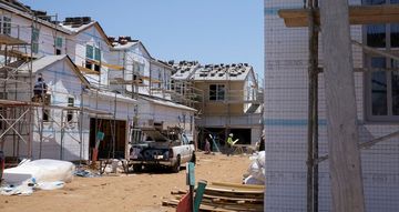 U.S. housing market cooling as building permits tumble, starts fall