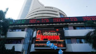 Indian shares inch higher as bank stocks gain