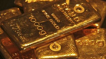 Gold gains as dollar, yields retreat after Fed minutes