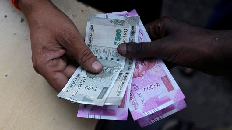 El Banco de la Reserva de la India vende dólares mientras la rupia se acerca a sus mínimos históricos - operadores