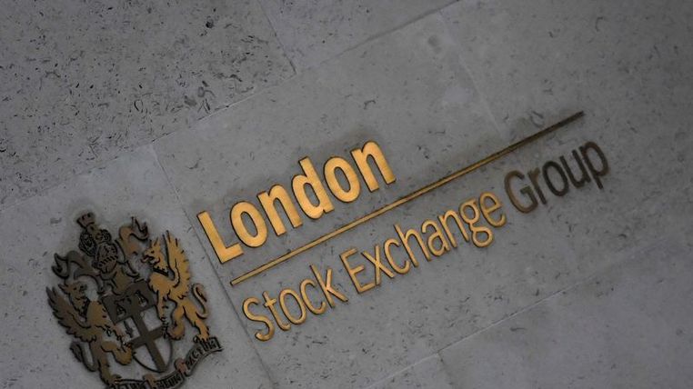 Börse London : 
                Banken und rohstoffbezogene Aktien führen den Londoner FTSE 100 an