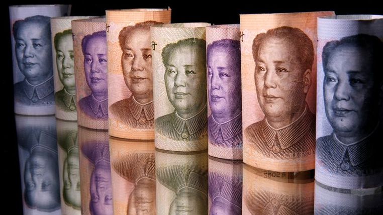 Los bancos estatales chinos reciben órdenes de abastecerse para intervenir en el yuan - fuentes