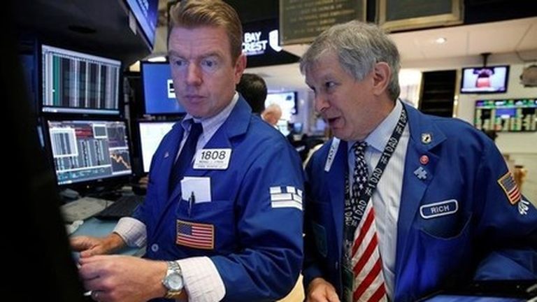 Wall Street closes up as tech stocks rebound