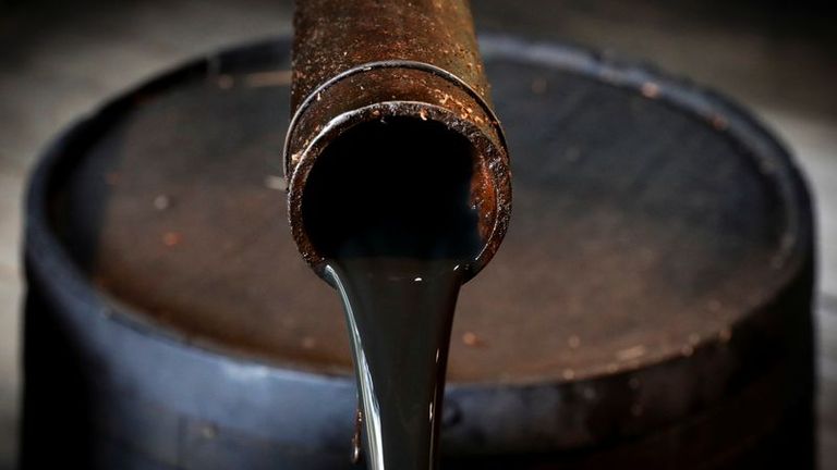 Olie opent gemengd door economische vrees die de prijzen onder druk zet