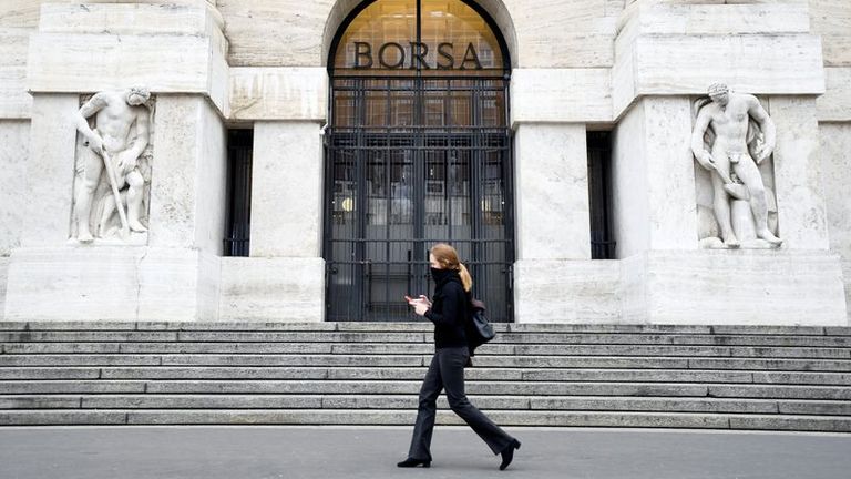 Borsa di Milano : 
                Borsa Milano in leggera flessione in attesa dati inflazione, realizzi su banche