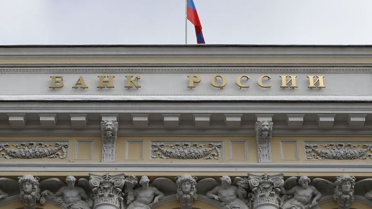 La banque centrale russe prévoit une vente aux enchères record de 74 milliards de dollars de dépôts alors que le déficit budgétaire se creuse