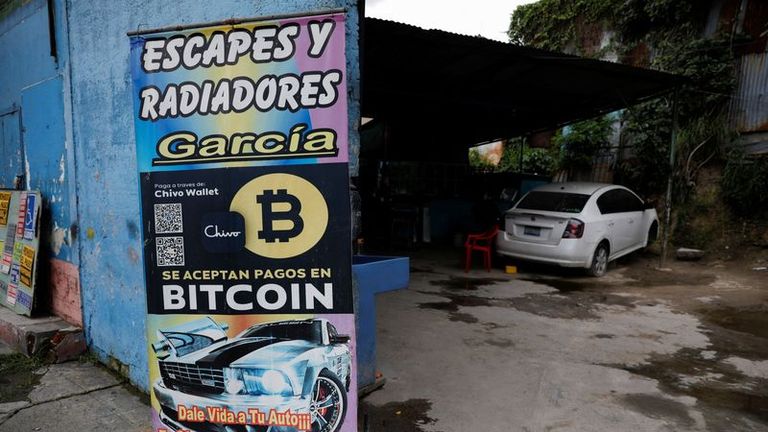 Un año de bitcoin en El Salvador :  entre la desilusión y la esperanza de un repunte