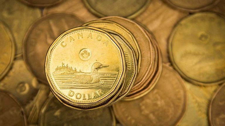 Canadian dollar slips as recession fears weigh on commodities