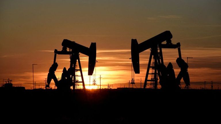 Petróleo cae un 1% ante la inminente subida de tasas y la fortaleza de los flujos rusos