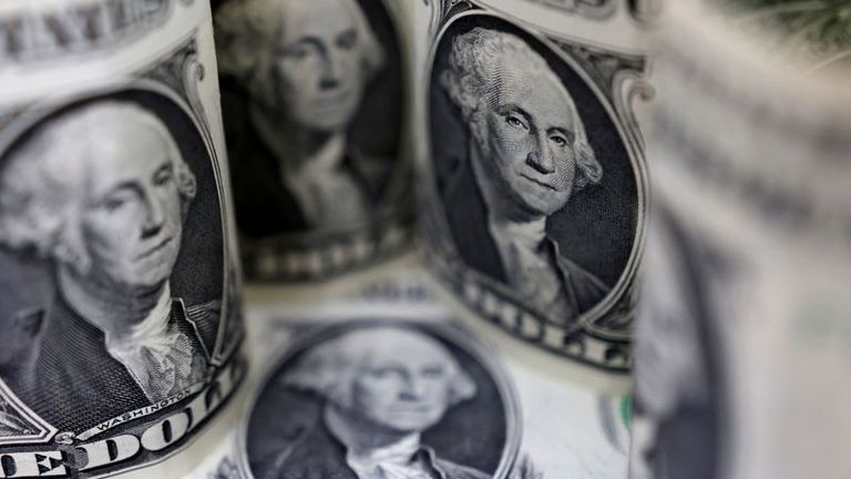 Forex, dollaro scivola mentre salvataggi banche rafforzano propensione al rischio