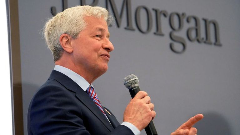 Esclusivo :  il CEO di JPMorgan dice che l'economia sta andando 'bene', ma cita potenziali nubi di tempesta