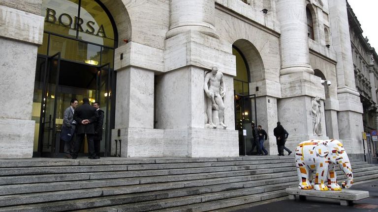 Borsa di Milano : 
                Borsa Milano continua recupero con banche, corre UniCredit dopo ok a buyback