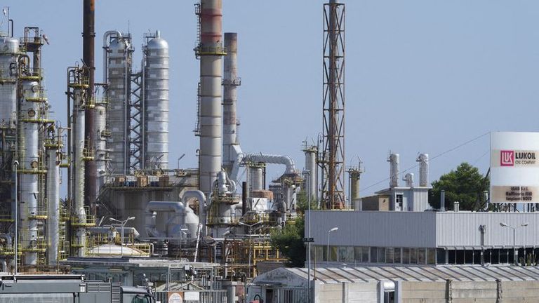 Exklusiv - EU-Embargo leitet kaspisches Öl von Lukoil auf CPC-Verbindung um