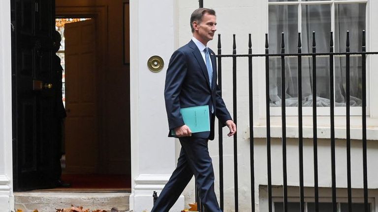 Le ministre britannique des finances Jeremy Hunt présente les grandes lignes du budget