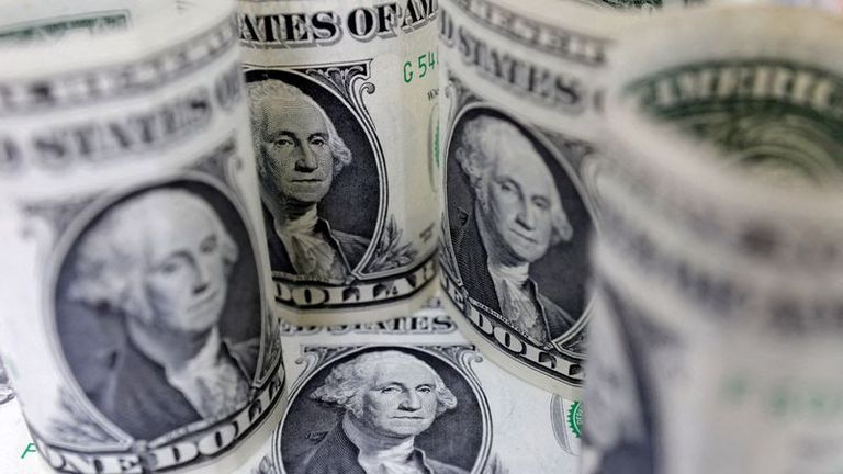 Dólar mantiene ganancias tras datos EEUU; inversores esperan decisión de la Fed