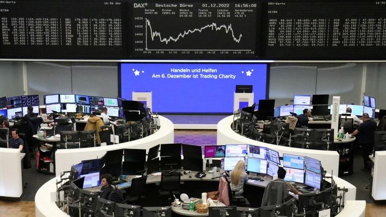 Europa : 
                Europese aandelen dalen in aanloop naar economische cijfers
