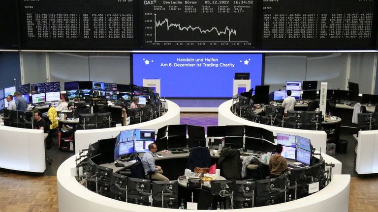Europa : 
                Europese aandelen dalen door financiële en energiebedrijven