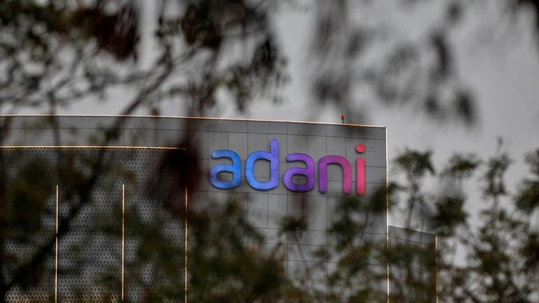 La chute du géant indien Adani, accusé de fraude, se poursuit en Bourse