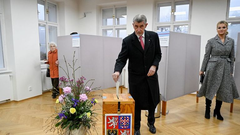 Il generale ceco in pensione punta a battere il magnate ex-PM nella corsa presidenziale