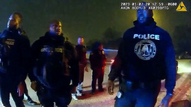 Memphis dissout l'unité de police dans l'affaire des coups mortels ; d'autres protestations sont attendues.