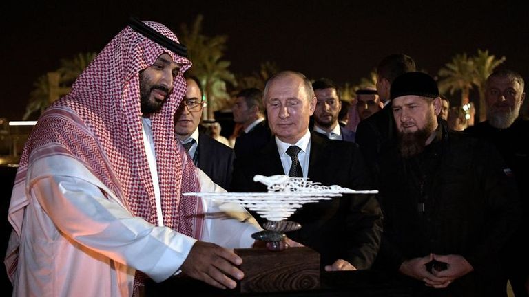 Putin y el príncipe heredero saudí discuten la cooperación OPEP+ para mantener la estabilidad de precios -Kremlin