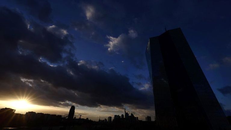 Bolsa de Madrid : 
                El Ibex apunta al mejor mes en más de dos años en renovado clima de temor a la dureza monetaria