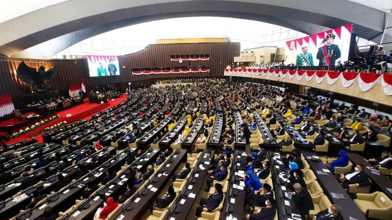 Le parlement indonésien adopte un décret controversé sur l'emploi