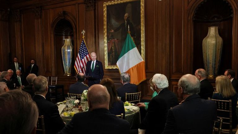 La Maison Blanche annonce que M. Biden et le dirigeant irlandais se rencontreront pour réaffirmer les accords de paix