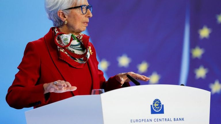 La BCE va surveiller les taux bancaires pour détecter des signes de stress, dit Lagarde