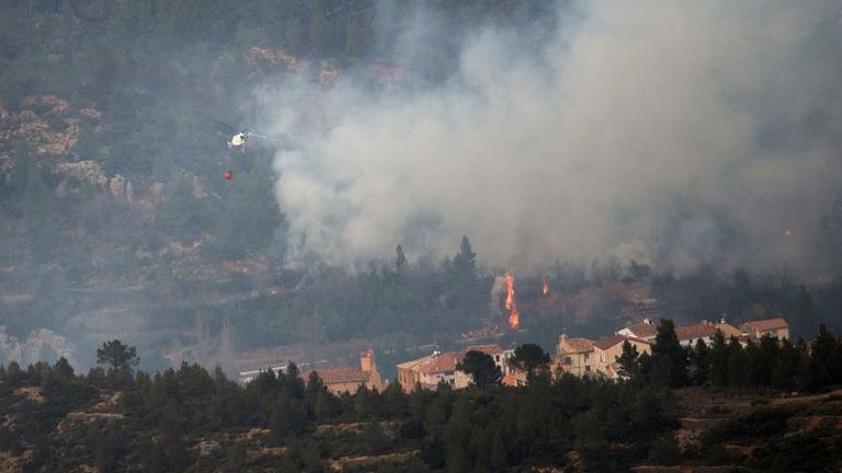 Les pompiers espagnols s'efforcent de maîtriser l'incendie qui a détruit 4 000 hectares