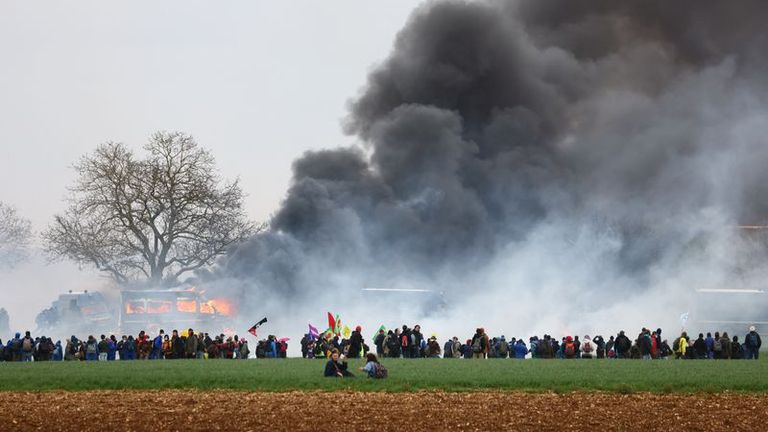 France-Des véhicules de gendarmerie incendiés lors d'une manifestation contre une "méga-bassine"