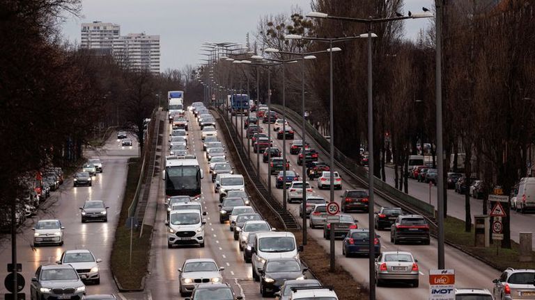 L'UE donne son feu vert définitif à la fin des voitures neuves émettant du CO2 en 2035